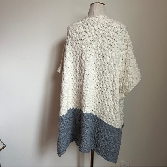 Aran Woollen Mills Color Blocked Sleeveless Cable Knit Cardigan Cream Grey O/S - Picture 5 of 5